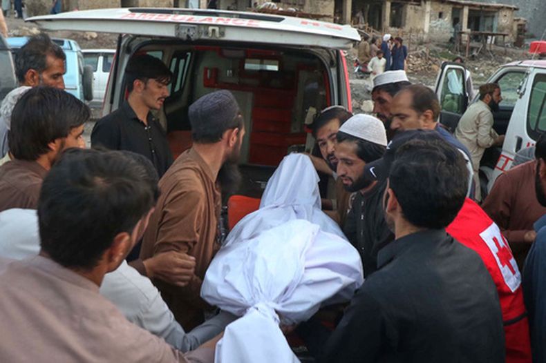 Varias personas colocan el cuerpo de un minero, rescatado tras una explosión en un pozo de carbón, en una ambulancia a las afueras de Quetta, en el suroeste de Pakistán, el 30 de julio de 2026. (AP Foto/Fazal Tawab)