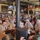 Ganadores anteriores del concurso de imitadores de Ernest Hemingway se preparan para juzgar el concurso 2024 en Sloppy Joes Bar en Key West, Florida, el jueves 18 de julio de 2024. (Foto AP/David Fischer)