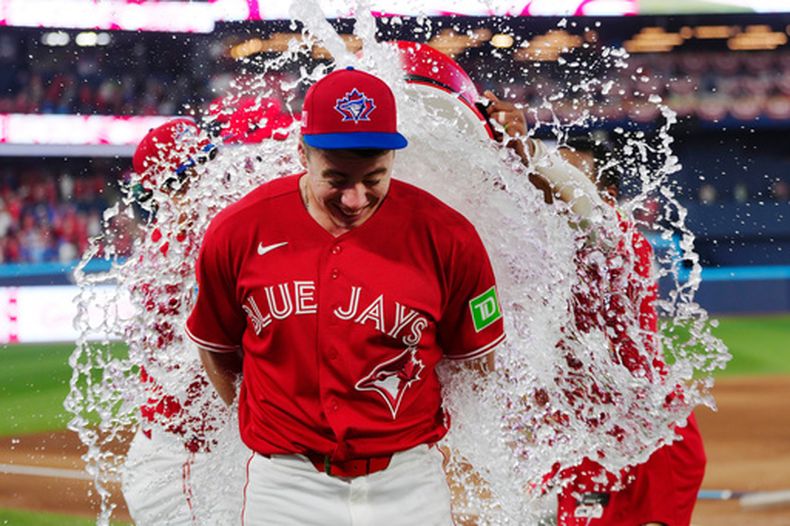 Sean Keys (20), de los Azulejos de Toronto, es bañado por sus compañeros de equipo después de la victoria sobre los Mets de Nueva York en partido de béisbol de Grandes Ligas, el miércoles 1 de julio de 2026, en Toronto. (Frank Gunn/The Canadian Press via AP)