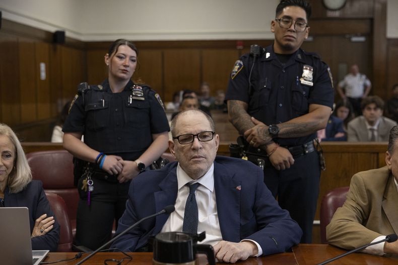 Harvey Weinstein comparece ante el tribunal estatal en Manhattan mientras los jurados regresan a las deliberaciones sobre un cargo restante en su nuevo juicio el jueves 12 de junio de 2025 en Nueva York. (Christian Monterrosa/Pool Photo via AP)
