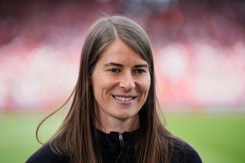 La nueva entrenadora del club de fútbol de la Bundesliga alemana FC Union Berlin, Marie-Louise Eta, observa durante el calentamiento previo al partido de fútbol de la Bundesliga alemana entre el FC Union Berlin y el Wolfsburgo en Berlín, Alemania, el sábado 18 de abril de 2026. (AP Foto/Ebrahim Noroozi)
