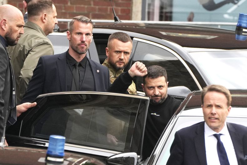 ARCHIVO - El presidente de Ucrania, Volodymyr Zelenskyy, segundo por la derecha, hace un gesto a su salida tras recibir el Premio Internacional Carlomagno en Aquisgrán, Alemania, el domingo 14 de mayo de 2023. Volodymyr Zelenskyy ha cruzado Europa con una larga lista de la compra. El presidente de Ucrania regresará a casa con muchas de las cosas que quería, pero no los cazas occidentales que buscaba para defenderse de los ataques aéreos rusos. (AP Foto/Michael Probst, Archivo)