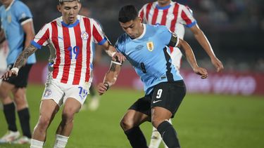 El uruguayo Luis Suárez hace una gambeta ante Julio Enciso, de Paraguay, en el partido de la eliminatoria mundialista disputado el viernes 6 de septiembre de 2024, en Montevideo (AP Foto/Matilde Campodonico)