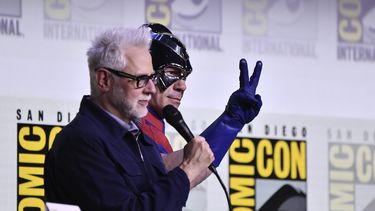 James Gunn, a la izquierda, y John Cena asisten a un panel de Peacemaker durante la Comic-Con International el sábado 26 de julio de 2025 en San Diego. (Foto Richard Shotwell/Invision/AP)