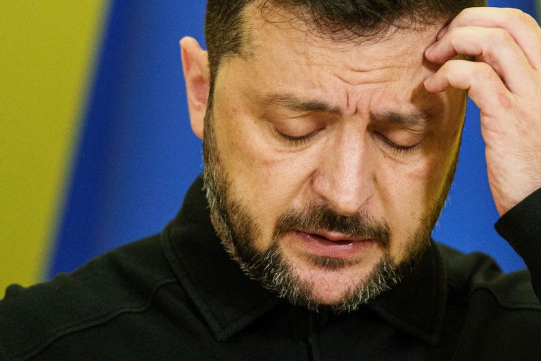 El presidente de Ucrania, Volodymyr Zelenskyy, habla durante una conferencia de prensa conjunta con la presidenta del Parlamento Europeo, Roberta Metsola, en Kiev, Ucrania, el miércoles 17 de septiembre de 2025. (AP Foto/Evgeniy Maloletka)