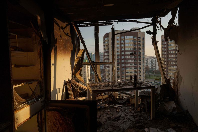 Vista de un apartamento dañado tras un ataque ruso a un vecindario residencial en Kiev, Ucrania, el 14 de noviembre de 2025. (AP Foto/Evgeniy Maloletka)