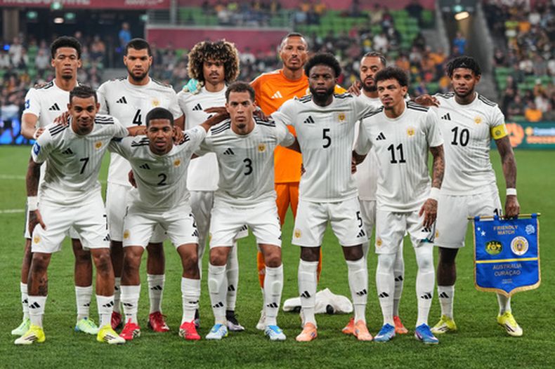 ARCHIVO - Los jugadores de la selección de Curazao posan para una foto previo a un partido amistoso contra Australia, el 31 de marzo de 2026, en Melbourne. (AP Foto/Asanka Brendon Ratnayake)