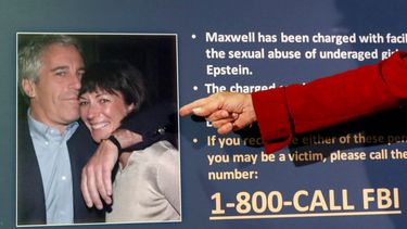 ARCHIVO — Fiscales anuncian cargos contra Ghislaine Maxwell por su presunto papel en la explotación y abuso sexual de varias menores de edad por parte de su exnovio Jeffrey Epstein, el 2 de julio de 2020, en Nueva York. (AP Foto/John Minchillo, Archivo)
