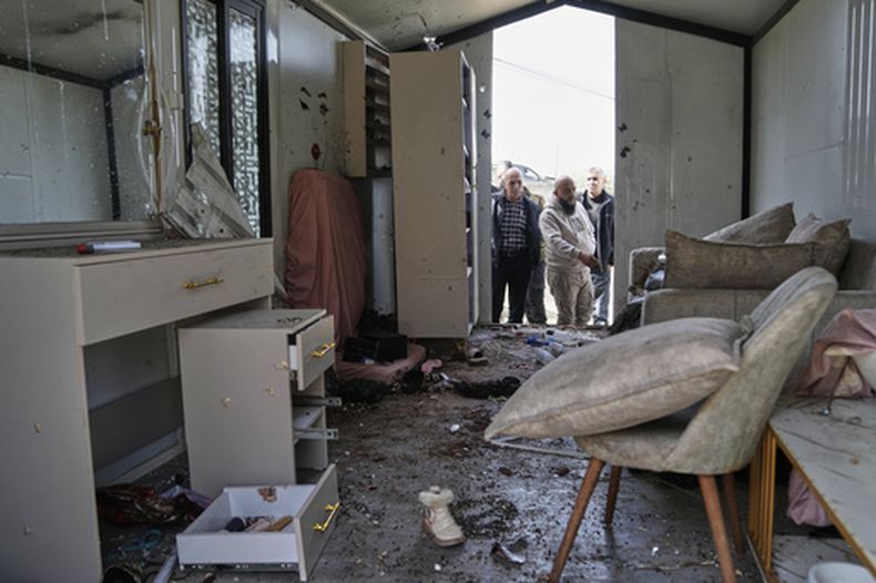 Palestinos inspeccionan los daños en un salón de belleza tras un mortal ataque iraní en la aldea cisjordania de Beit Awa, cerca de Hebrón, el jueves 19 de marzo de 2026. (Foto AP/Mahmoud Illean)