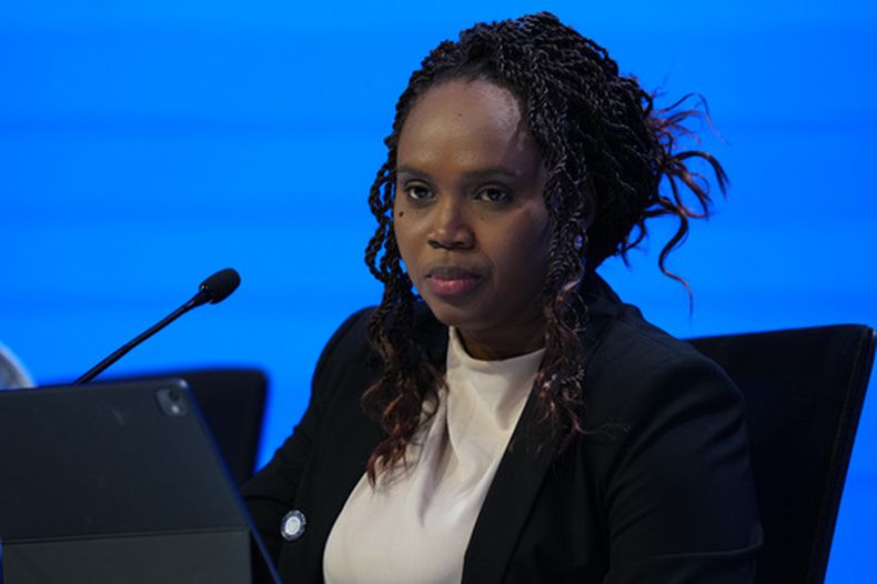 La ministra de Finanzas de Guinea, Mariama Sylla, habla en una conferencia de prensa de ministros de Finanzas africanos en la reunión anual del Fondo Monetario Internacional y el Banco Mundial en Bangkok, Tailandia, el jueves 15 de octubre de 2026. (AP Foto/Sakchai Lalit)
