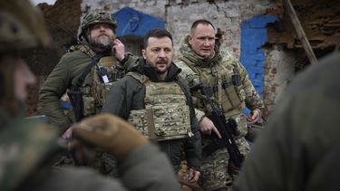 En esta imagen proporcionada por la oficina de presidencia de Ucrania, el presidente de Ucrania, Volodymyr Zelenskyy, en el centro, durante su visita a la región de Zaporiyia, donde se producen intensos combates con tropas rusas, en Ucrania, el domingo 4 de febrero de 2024. (Oficina de presidencia de Ucrania via AP)