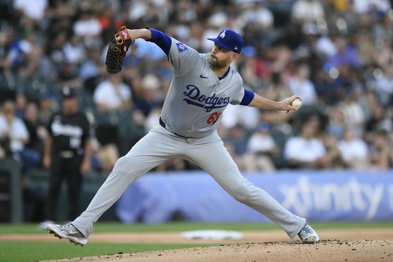 James Paxton, abridor de los Dodgers de Los Ángeles, lanza durante la primera entrada del juego de béisbol en contra de los Medias Blancas de Chicago, el lunes 24 de junio de 2024, en Chicago. (AP Foto/Paul Beaty)