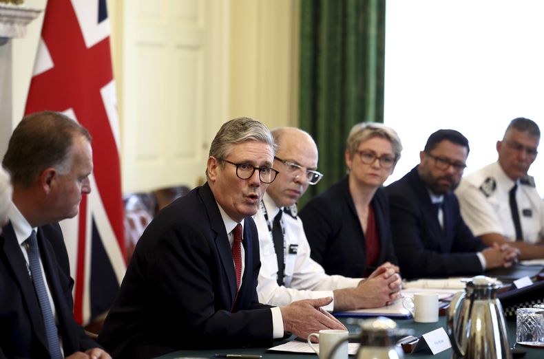 El primer ministro británico Keir Starmer, segundo a la izquierda, se reúne en el número 10 de Downing Street en Londres, Inglaterra, el jueves 1 de agosto, para hablar de los enfrentamientos posteriores al apuñalamiento en Southport. (Henry Nicholls/Pool Foto vía AP)
