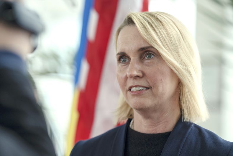 La embajadora estadounidense en Ucrania Bridget Brink en conferencia de prensa en Izmail, Ucrania, el 26 de abril del 2023. (AP foto/Andrew Kravchenko)