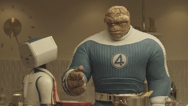 Esta imagen publicada por Disney muestra a H.E.R.B.I.E, a la izquierda, y La Cosa, interpretada por Ebon Moss-Bachrach, en una escena de The Fantastic Four: First Steps. (Marvel/Disney via AP)