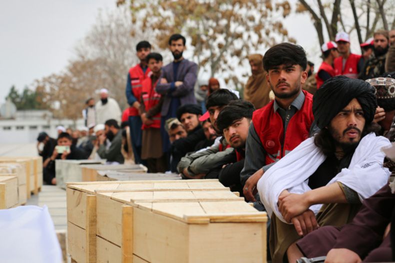 ARCHIVO - Dolientes asisten a un segundo funeral masivo por víctimas de un ataque aéreo a un centro de rehabilitación de drogas este mes, en Kabul, Afganistán, el jueves 26 de marzo de 2026. (AP Foto/Siddiqullah Alizai, Archivo)