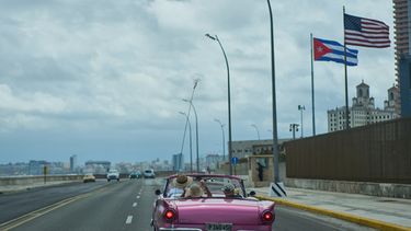 Un auto clásico estadounidense lleva a turistas junto a la embajada de Estados Unidos en La Habana, el lunes 20 de abril de 2026. (AP Foto/Ramón Espinosa)