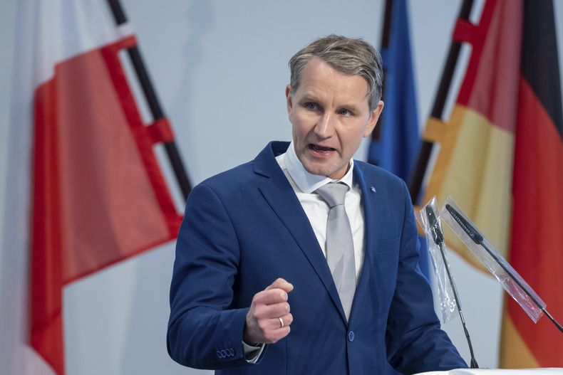 ARCHIVO - El político ultraderechista Bjoern Hoecke, líder del bloque parlamentario de AfD en Turingia, habla en el parlamento de Turingia en Erfurt, Alemania, 20 de enero de 2021. Hoecke, una de las figuras más prominentes del partido de ultraderecha Alternativa para Alemania (AfD) irá a juicio en abril, acusado de utilizar en un discurso en 2021 una consigna de las tropas de asalto SA nazis, informó un tribunal el viernes 9 de febrero de 2024. (Michael Reichel/dpa via AP, File)