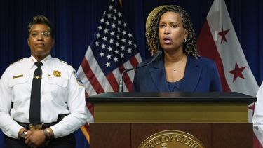 ARCHIVO – La alcaldesa de Washington, Muriel Bowser, acompañada por la jefa de la Policía Metropolitana, Pamela A. Smith, habla en una conferencia de prensa sobre el plan del presidente Donald Trump para colocar a la policía de Washington bajo el control federal y desplegar a elementos de la Guardia Nacional en la ciudad, el lunes 11 de agosto de 2025, en Washington. (AP Foto/Julia Demaree Nikhinson, Archivo)