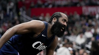 James Harden, base de los Clippers de Los Ángeles, reacciona t ras un disparo durante el partido del viernes 1 de marzo de 2024 ante los Wizards de Washington (AP Foto/Ryan Sun)