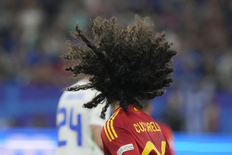Marc Cucurella, de España, corre en el partido de la Eurocopa ante Italia, el jueves 20 de junio de 2024, en Gelsenkirchen, Alemania (AP Foto/Frank Augstein)