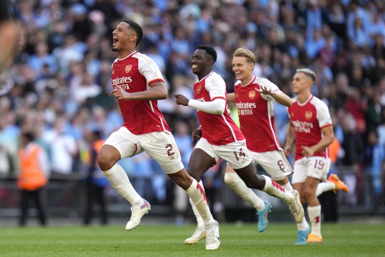 Los jugadores de Arsenal celebran tras ganar el Community Shield del fútbol inglés al vencer por penales al Manchester City, el domingo 6 de agosto de 2023. (AP Foto/Kirsty Wigglesworth)