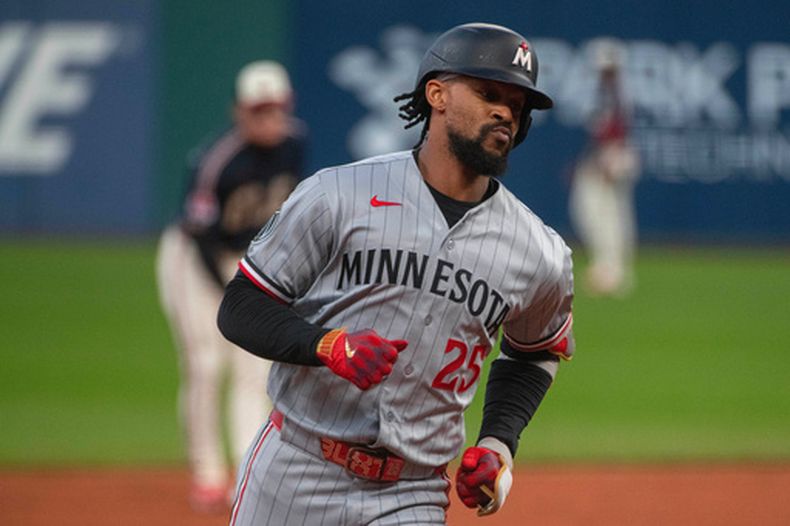Byron Buxton, de los Mellizos de Minnesota, recorre las bases tras conectar un jonrón solitario ante el lanzador abridor de los Guardianes de Cleveland, Tanner Bibee, durante la primera entrada de un partido de béisbol, el sábado 9 de mayo de 2026, en Cleveland. (Foto AP/Phil Long)