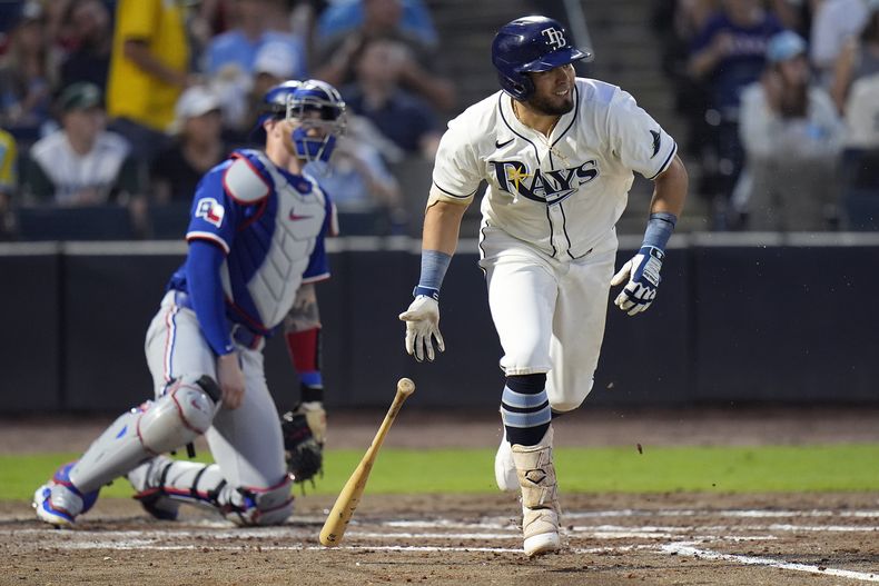 Jonathan Aranda, de los Rays de Tampa Bay, conecta un sencillo productor frente a Kumar Rocker, lanzador de los Rangers de Texas, durante la tercera entrada del juego de béisbol de las Grandes Ligas, el miércoles 4 de junio de 2025, en Tampa, Florida. (AP Foto/Chris OMeara)