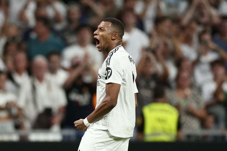 Kylian Mbappé celebra tras anotar de penal el segundo gol del Real Madrid ante Betis en la Liga española, el domingo 1 de septiembre de 2024, en Madrid. (AP Foto/Pablo García)