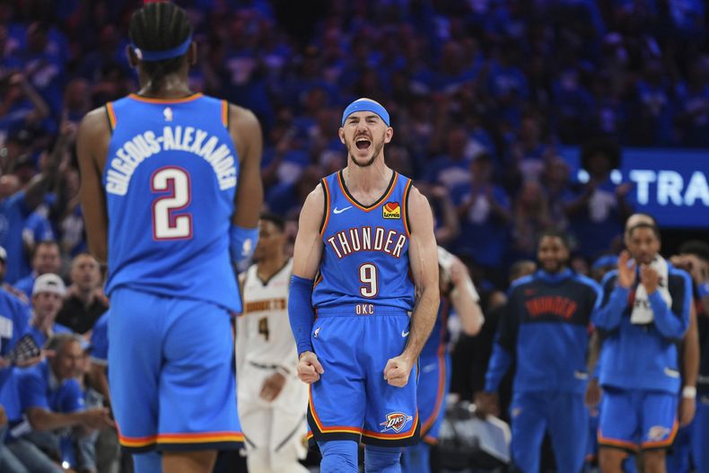 Shai Gilgeous-Alexander (2), Alex Caruso (9) y el banquillo del Thunder de Oklahoma City celebran al final de la segunda mitad del Juego 7 de las semifinales de la Conferencia Oeste de los playoffs de baloncesto de la NBA contra los Nuggets de Denver, el domingo 18 de mayo de 2025, en Oklahoma City. (AP Foto/Kyle Phillips)