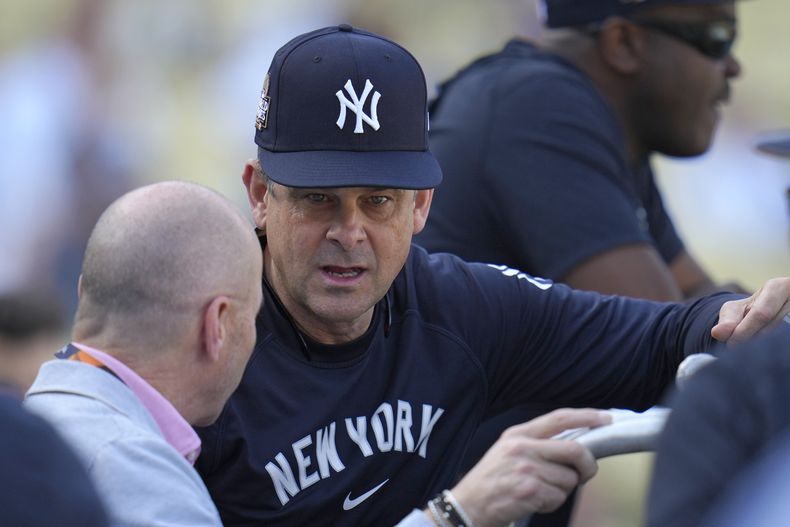 Aaron Boone (derecha), manager de los Yankees de Nueva York, habla con el gerente general Brian Cashman antes del primer juego de la Serie Mundial, el 1 de octubre de 2024 en Los Ángeles (AP Foto/Julio Cortez)