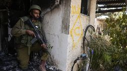 ARCHIVO - Un soldado israelí toma posición en el kibbutz Kfar Azza, israel, 10 de octubre de 2023. Milicianos de Hamas tomaron Kfar Azza el sábado anterior, mataron a muchhos israelíes y se llevaron cautivos. (AP Foto/Ohad Zwigenberg)