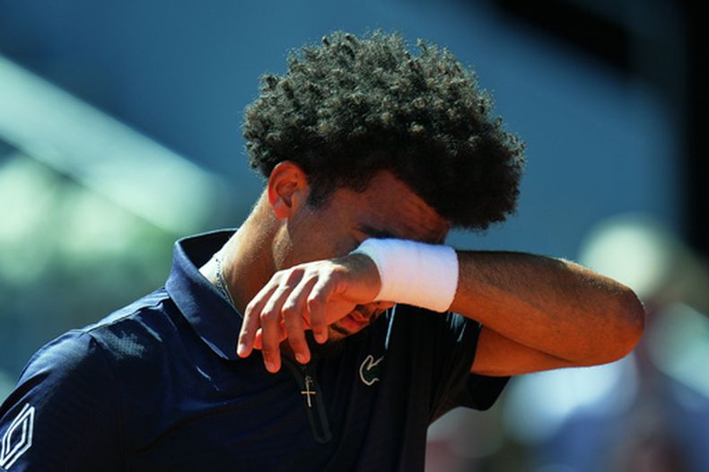 El francés Arthur Fils se limpia la frente durante el partido de semifinales de individuales masculinos contra el italiano Jannik Sinner en el torneo de tenis del Abierto de Madrid en Madrid, España, el viernes 1 de mayo de 2026. (Foto AP/Manu Fernandez)