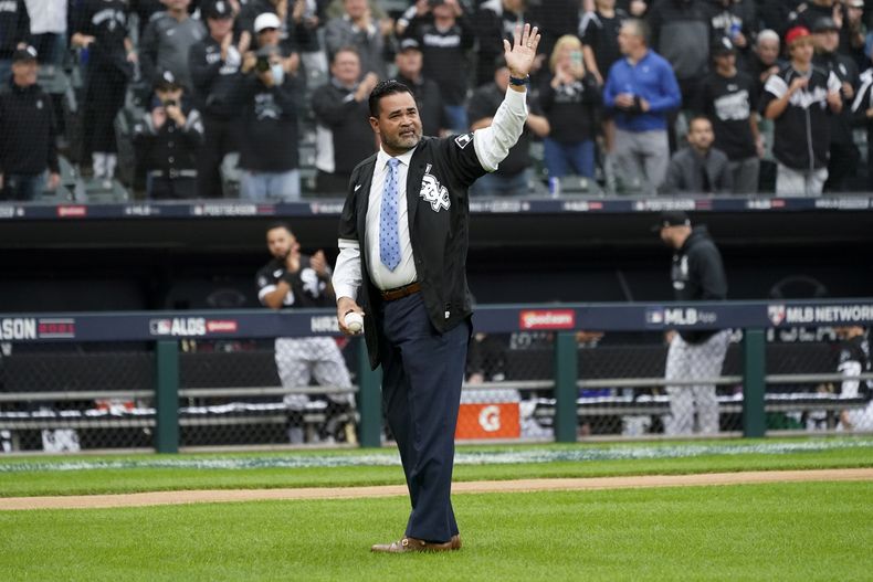ARCHIVO - El exmanager de los Medias Blancas de Chicago Ozzie Guillén antes de hacer el lanzamiento ceremonial previo al cuarto juego de la serie divisional de la Liga Americana ante los Astros de Houston, el 12 de octubre de 2021, en Chicago. (AP Foto/Nam Y. Huh))