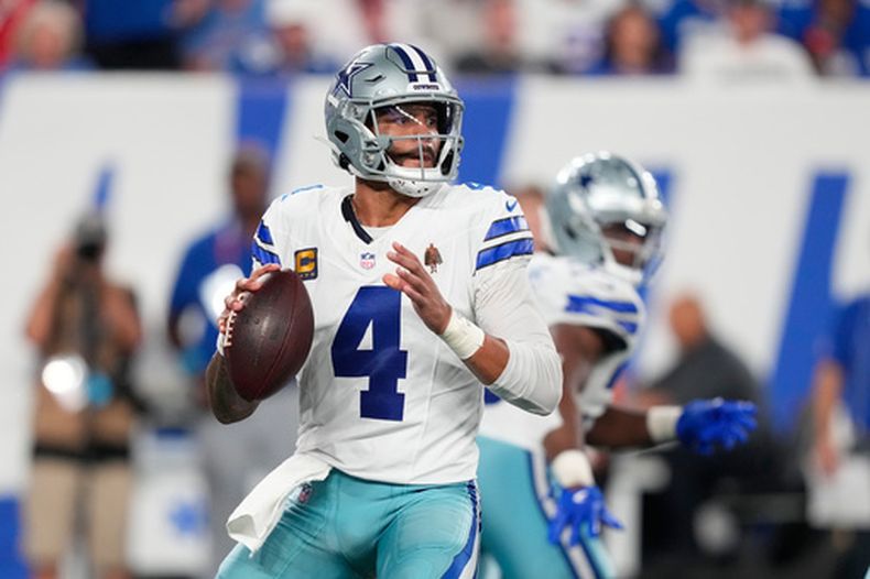Dak Prescott, el quarterback de los Cowboys de Dallas, busca lanzar un pase ante los Giants de Nueva York, el domingo 13 de septiembre de 2026, en East Rutherford, Nueva Jersey. (AP Foto/Yuki Iwamura)
