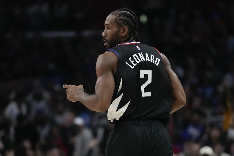 Kawhi Leonard, alero de los Clippers de Los Ángeles, festeja un triple en el encuentro ante los Knicks de Nueva York, el sábado 16 de diciembre de 2023 (AP Foto/Ashley Landis)