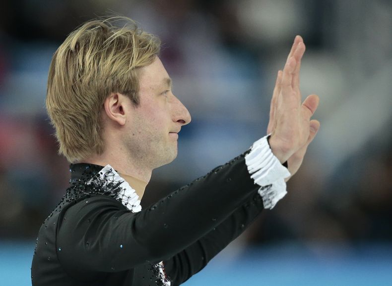 El ruso Evgeni Plushenko saluda a los espectadores tras retirarse del programa corto del patinaje art&iacute;stico de los Juegos Ol&iacute;mpicos de Invierno, el jueves 13 de febrero de 2014, en Sochi, Rusia. (AP Foto/Ivan Sekretarev)