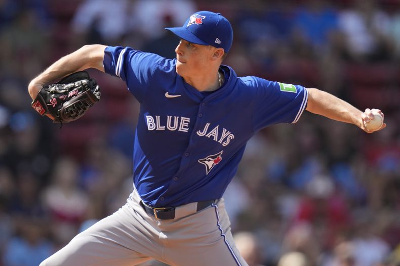 ARCHIVO - Foto del 26 de agosto del 2024, el lanzador de los Azulejos de Toronto Ryan Yarbrough lanza en la sexta entrada ante los Medias Rojas de Boston. (AP Foto/Charles Krupa, Archivo)