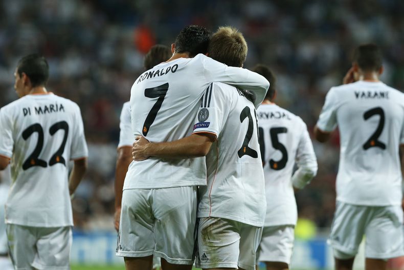 El jugador del Real Madrid, Cristiano Ronaldo, segundo desde la izquierda, abraza a un compa&ntilde;ero tras anotar un gol contra Copenhague en la Liga de Campeones el mi&eacute;rcoles, 2 de octubre de 2013, en Madrid. (AP Photo/Andres Kudacki)