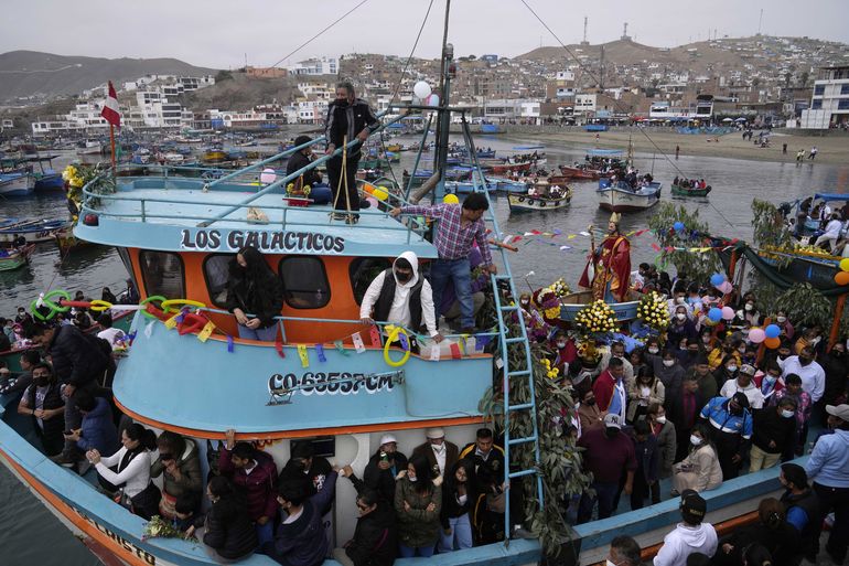Perú: pescadores afectados por derrame celebran día festivo