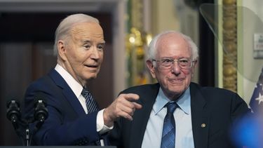 El presidente Joe Biden y el senador Bernie Sanders en el evento para hablar de los menores costos de los medicamentos, en la Casa Blanca en Washington, el 3 de abril de 2024. (Foto AP /Mark Schiefelbein)