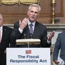 El presidente de la Cámara de Representantes, Kevin McCarthy, centro, flanqueado por los legisladores republicanos Steve Scalise, izquierda, y Patrick McHenry, habla en conferencia de prensa tras la aprobación en la cámara del proyecto que eleva el límite de endeudamiento, en el Capitolio, Washington, 31 de mayo de 2023. El proyecto pasa ahora al Senado. (AP Foto/Jose Luis Magana)