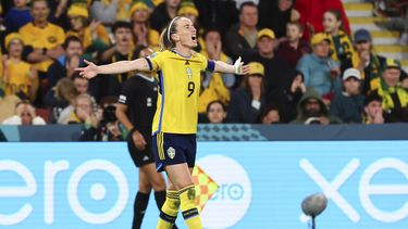 La futbolista sueca Kosovare Asllani celebra tras anotar el segundo gol de su equipo durante el partido por el tercer puesto del Mundial femenino contra Australia, en Brisbane, Australia, el 19 de agosto de 2023. (AP Foto/Tertius Pickard)