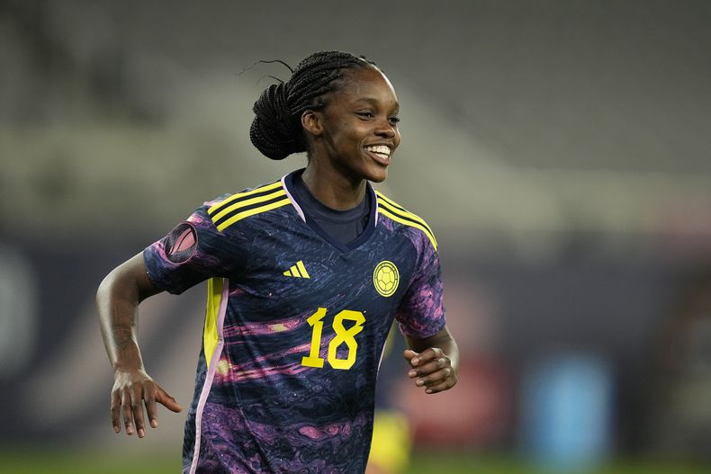 ARCHIVO - Linda Caicedo, seleccionada de Colombia, festeja tras anotar ante Panamá en un partido de la Copa de Oro, el miércoles 21 de febrero de 2024 en San Diego (AP Foto/Gregory Bull, archivo)