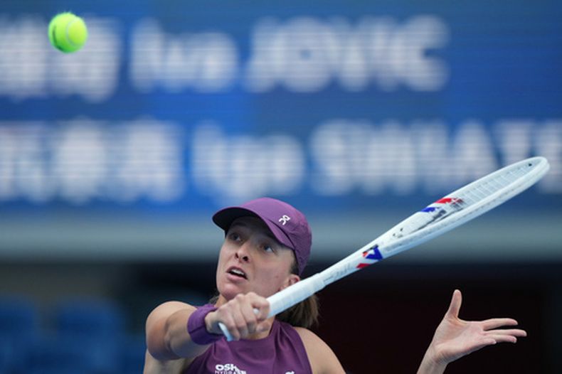 Iga Swiatek devuelve ante Iva Jovic en un partido de la cuarta ronda del Abierto de China, el miércoles 7 de octubre de 2026, en Beijing. (AP oto/Achmad Ibrahim)