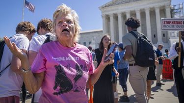 Celeste McCall, de Washington, reacciona confundida el 1 de julio del 2024, afuera de la Corte Suprema en Washington, luego que se anunciaron las decisiones. “Estoy confundida. Me habían dicho que [Trump] no tiene inmunidad para actos no oficiales”, dijo McCall. “Ni siquiera sé qué significa eso. Estoy más que confundida”. (Foto AP/Jacquelyn Martin)