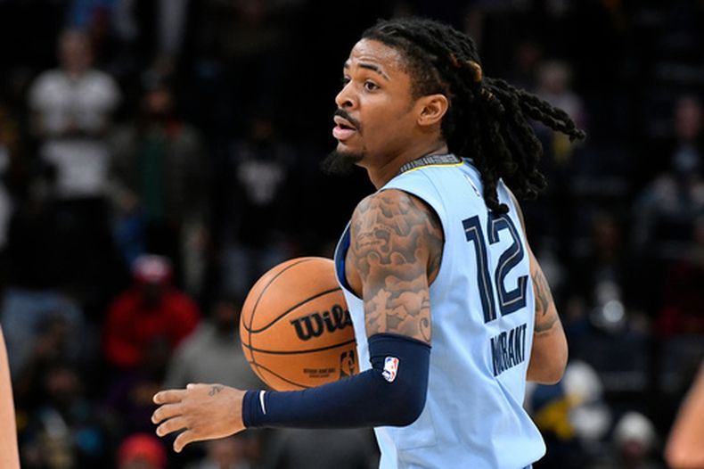 ARCHIVO - Foto del 21 de enero del 2026, el base de los Grizzlies de Memphis Ja Morant disputa el encuentro ante los Hawks de Atlanta. (AP Foto/Brandon Dill, Archivo)