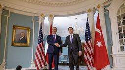 El secretario de Estado de Estados Unidos, Marco Rubio, a la derecha, estrecha la mano del ministro turco de Exteriores, Hakan Fidan, a la izquierda del Departamento de Estado, el martes 25 de marzo de 2025, en Washington. (AP Foto/Rod Lamkey, Jr.)