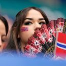 Una aficionada noruega espera el inicio del partido de cuartos de final de la Copa del Mundo ante Inglaterra en Miami Gardens, Florida, el sábado 11 de julio de 2026 (AP Foto/Chris Carlson)
