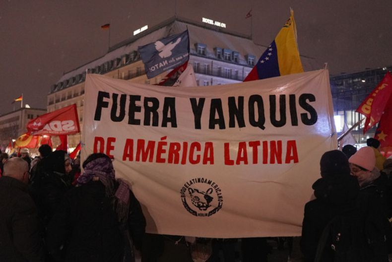 Personas sostienen una pancarta con el lema Fuera Yanquis de América Latina durante una protesta cerca de la embajada de Estados Unidos en Berlín, Alemania, el sábado 3 de enero de 2025. (Sven Kaeuler/dpa vía AP)